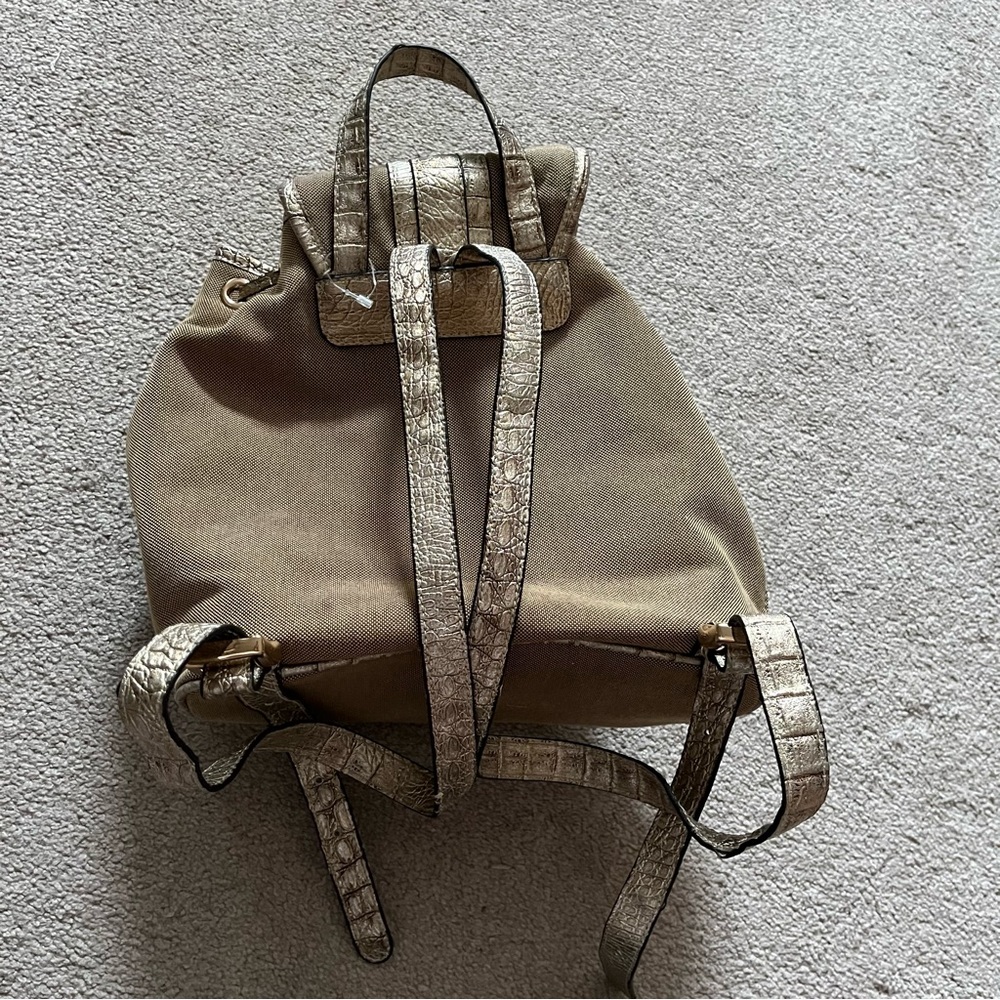 Guess Bucket Handbag Gold Metallic Backpack Keychain Accessories - Picture 2 of 7